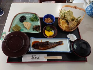 Shinyama Ryori Yamabiko - 前回はこのお店の様々な料理が少量ずつ食べられる
                        『やまびこ会席』3,600円を食べてるけれど
                        今回は一番お安い
                        
                        ●山菜定食　1,700円
                        
                        ●ご飯の大盛り　確か無料❔
                        
                        を注文してみた