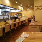 ラーメン 岩佐 - カウンター席。手前と奥にテーブル席多数。