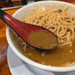 大阪 ラーメン研究所 - 黒七味でスープの色が変わる