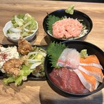 Hamayaki Seafood Izakaya Uotora Suisan - チキン南蛮、ネギトロ丼、三色丼、サラダ