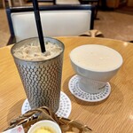 Sansui Mizudashi Coffee - アイス ダッチラテに黒蜜きな粉、ウバ茶のマサラチャイ ホット