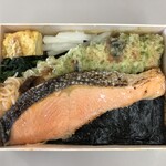 Hake Joyu Noriben Yamanobori Ekyuto Ueno Ten - 海苔弁　海：１２９６円 （鰹節ご飯、鮭塩焼き、ちくわ磯部揚げ、卵焼、白滝たらこ和え、ほうれん草ナムル、大根塩漬、海苔）