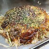 Kaeru Tei - 肉玉そば(税込900円)
                ・袋入り蒸し生中太麺
                ・ミツワソース
                ・焼き方:押し器で押さえる
                ・焼き上がりの形:やや乱れた円形の焼き上がり
                ・鉄板又は鉄板皿で食べるのがスタンダード 