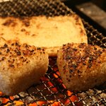 Yakebokkui - 焼きおにぎりも、炭火でしっかりおこげを付けます。