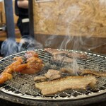 Shichirin Yakiniku Anan Asahikawa Kawabata Ten - 「満足Ａ定食（ヤングカルビ・豚カルビ・鶏もも・ライス・ミニスープ・小鉢）」968円（税込）