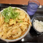 Marugame Seimen Kyubikkupuraza ShinYokohama Ten - トマたまカレーうどん（野菜かき揚げのせ）