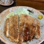 Tonkatsu Tonki - 【ロースかつ】『卓上』の『とんかつソース』と『正油』を半分ずつかけて、全体に『すりごま』と『レモン汁』をかけていただきました♪美味しかったですよー(*^o^*)