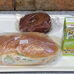 BENIYA - ベニヤ ＠茅場町 パリジャン 420円 ＋ カレーパン 168円 包装形態 ＋ 豆乳 115円（全て税込）