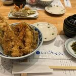 Tempura Shinjuku Tsunahachi Shinjuku Takashimaya Ten - 天丼のセッティング