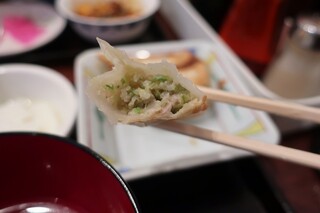 Tezukuri Gyoza Saiyuki Mala Tang - 焼き餃子の断面。