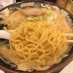 北海道らーめんみそ熊 - 麺