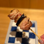 Yakitori Takasawa - 八王子ワインフェスティバルのイートイン限定メニュー
                      ◯高澤のおすすめ串3本セット¥1,000
                      …ねぎま、野菜串、つくねの3種類。