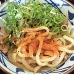 丸亀製麺 - 焼きたて肉うどん ぶっかけ（冷・並）（七味唐辛子をたっぷりふって）