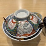 Yoshidaya Minokin - 蓋からもうなぎがはみ出しています