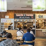 GANJA RAMEN Shobu Pieten - 二店舗共通客席から店舗側を眺める。