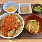 Sukiya Nihyakukyuro Sakasakai Ten - キムチ牛丼、納豆、たまご、みそ汁