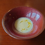 Trattoria La tartaruga - ◯とうもろこしのコーンポタージュスープ
                        コーンの甘さがシッカリとあって
                        美味しい味わいだなあ♪
                        
                        上に掛かっているオリーブオイルも
                        イタリア製の爽やかで良い味わいの品だろう