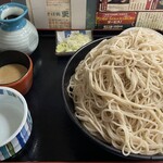 Soba Dokoro Sarashina - 山の頂きに隠れてますが、奥にサービスのおにぎり有り