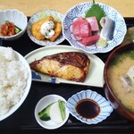 Sengyo Kaneni - あら汁ランチ　焼魚・お刺身セット　1,320円