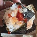 Onigiri Ishin Ebisu Ten - ふわっと握り。中身が見えてる