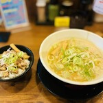 Yamato Kiwami - 極ラーメン ネギトッピングとチャーシュー丼(マヨネーズ抜き)