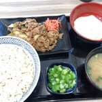 YOSHINOYA Morioka Minamisenboku Ten - 牛皿麦とろ御膳767円税込