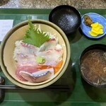 一らん - 料理写真:海鮮丼と味噌汁
ご飯は量を減らすこともできます。