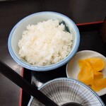 Teuchi Udon Soba Katsumi - ご飯とたくあん