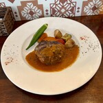 AMERI - ランチ：ポーピエット(¥1,980)
                        挽肉を牛肉のスライスで包んで焼いた物だが、普通のステーキ以上に食べやすくて満足感が高い。特にソースが絶品の美味！