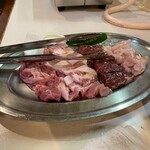 Yakiniku Ichiban - 左から生ラム、豚ロース、牛サガリ、豚ガツ