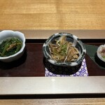 しゃにむに - 突き出し　ほうれん草お浸し、ハモ皮ポン酢、漬けマグロ寿司