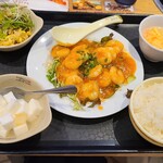 Dai Hakata Chuka-gai Chikushi Guchi Ten - エビチリ定食と小皿