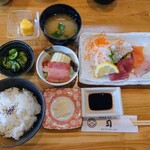 Tsukasa Zushi - 令和6年6月 ランチタイム(11:30〜14:00)
                        日替わりランチ 税込900円
                        造り盛り合わせ、小鉢、サラダ、ご飯、みそ汁、漬けもの、フルーツ