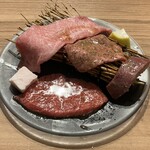 Yakiniku Namonaki Meiten e Ittou Nyuukon Ichimai Uri Yakiniku - （左上から時計回りに）名店のカルビ・上タン・ハツ・並ロース