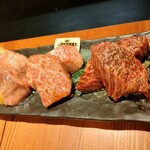 炭火焼肉ぐら - 3点盛りも、かなりの厚さです