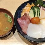 伏見のランチは海鮮丼 - 