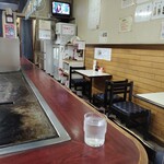 Okonomiyaki Tomo - 店内はカウンターと２人がけのテーブル席。全１０席程度