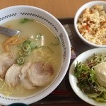 Sugakiya Toyota Aoki Machi Ten - 肉入りラーメン　サラダセット