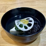 佐とう - 蟹とヤングコーンの水無月しんじょう。キクラゲ・モロヘイヤ・蓮根。旬のヤングコーンたっぷりのしんじょうです。