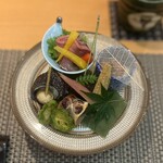 京橋 寿司 ひさ田 - 『酒彩盛り合わせ(ローストビーフのサラダ、大和芋と鯛の酒盗、姫サザエのうま煮、かますの幽庵焼き…など』