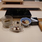 Sushi Kousuke - 前菜：糸もずく、蛸のたたき、クリームチーズ味噌漬けトリュフ和え、ガリ2種（赤酢、鰹節根醤油）…いきなり、日本酒を楽しみたくなる料理の登場からスタート！