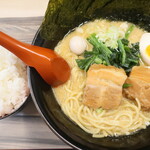 Yokohama Iekei Ramen AKAYA Shitakatsuka Ten - 赤盛りラーメン（大盛）＆ライス