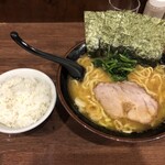 Yokohama Iekei Maruniya - ラーメン並、小ライス