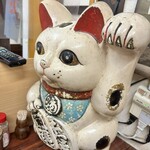 真砂 - カウンターに鎮座するまねきねこさん