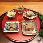 日本料理 太月 - ⑤八寸：軍鶏肝の松風、山科茄子のずんだ和え
            　　　　もずく、新唐辛子と縮緬山椒、白バイ街
            　　　　ほおずきの鼈甲たまご