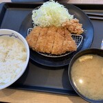 松屋 - ロースかつ定食590円　単品本格唐揚げ(1個)120円