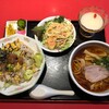 中華料理 東王 - 鳥肉と甘梅レタスチャーハン プラス 半ラーメン・サラダ他