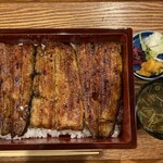 Sumibi Unagi Hyakuyaku - 特上うな重6300円税別、以下外税表記、赤だし、お新香付き、この値段出してるのに肝吸いではないのが残念。