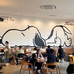 PEANUTS Cafe Oosaka - 【2024年06月】店内。インパクト抜群(^^♪