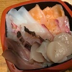 Sushi Dokoro Takatora - 海鮮丼 玉子を外した状態